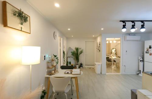 Bongcheon-dong Apartment | Cozy 4 Bedroom Spacious Stay for 8 Near Line 2 and Airport Bus 5 min Walk to Sharosugil Kitchen Self Check in