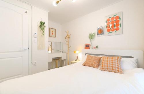 Bongcheon-dong Apartment | Cozy 4 Bedroom Spacious Stay for 8 Near Line 2 and Airport Bus 5 min Walk to Sharosugil Kitchen Self Check in