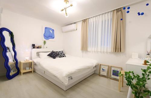 Bongcheon-dong Apartment | Cozy 4 Bedroom Spacious Stay for 8 Near Line 2 and Airport Bus 5 min Walk to Sharosugil Kitchen Self Check in