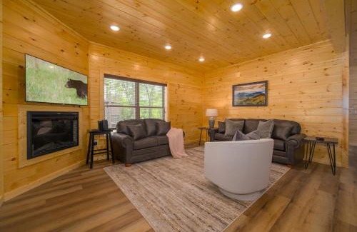 Gatlinburg - Pigeon Forge House | Cozy 4BR Cabin with Hot Tub, Game Room & Fire Pit, Close to Dollywood