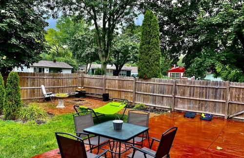 Carpentersville House | “Cozy 4BR Ranch Home: 5 Beds, 2 Baths, No Stairs”