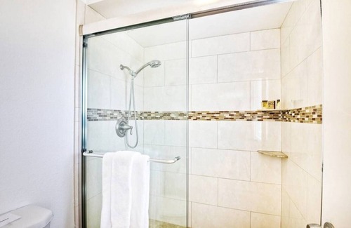 Mira Mesa House | Cozy 5-bedroom with huge private backyard! Perf 4 reunions & recently renovated!