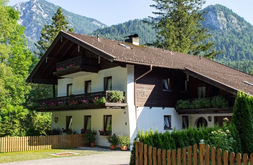 Weissbach an der Alpenstrasse Apartment | Cozy apartment with south-facing balcony