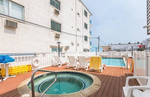 North End Condo | Cozy and Clean Boardwalk/Beach Block Condo with Parking and Pool