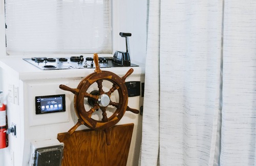 Andersonville Boat Rental | Cozy and Modern Houseboat on Beautiful Norris Lake!
