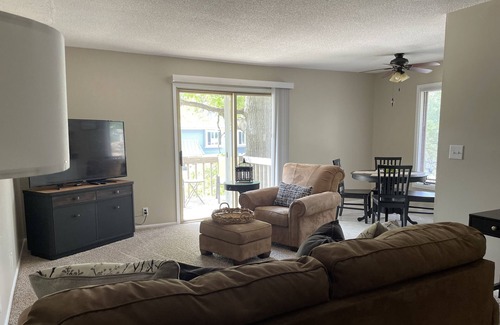 Cedar Rapids Apartment | Cozy Apartment. Close to downtown, Newbo and easy access to I 380