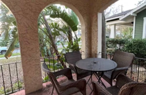 SoHo House | Cozy apartment in charming Mediterranean Spanish Duplex in Historic Hyde Park