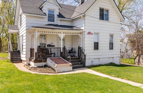 Ypsilanti Apartment | Cozy Apartment in Ypsi with Wi-Fi