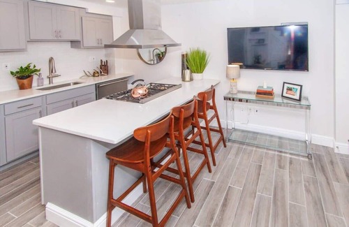 Highland Park House | Cozy Apartment | near T