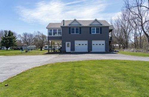 Cape Vincent House | Cozy apartment w/river view near boat launch