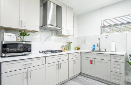Tavares Apartment | Cozy APT~ 1-bedroom with additional pull out Sofa bed, Patio and Firepit & more!