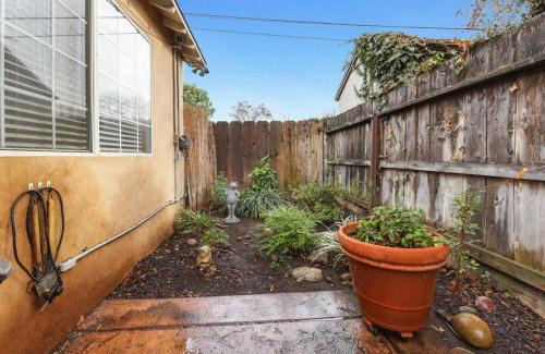 Visalia Apartment | Cozy Apt-Sequoia Parks Coast Wineries Skiing-All Day Trips