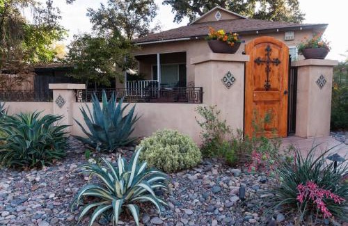 Visalia Apartment | Cozy Apt-Sequoia Parks Coast Wineries Skiing-All Day Trips