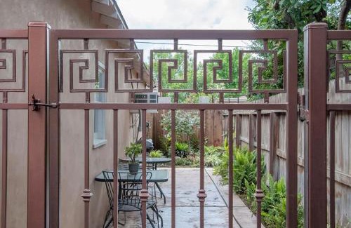 Visalia Apartment | Cozy Apt-Sequoia Parks Coast Wineries Skiing-All Day Trips