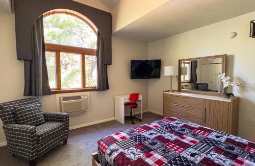 Bartlett Apartment | Cozy Attitash Getaway-Hotel Room-Pool-Hot Tub