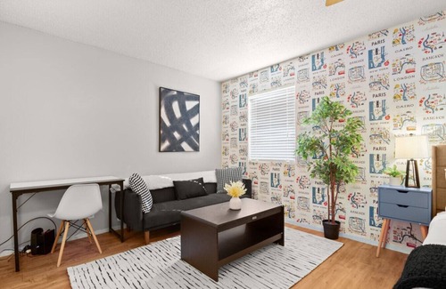Brentwood Apartment | Cozy ATX Studio!|Easy for ACL, F1, Etc!