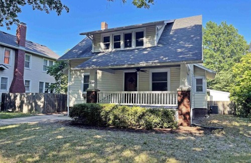 Topeka Apartment | Cozy basement apartment-No shared spaces-private entrance-Parking spot by garage