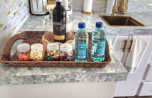 Tar Bay Villa | Cozy Beachfront Queen Suite