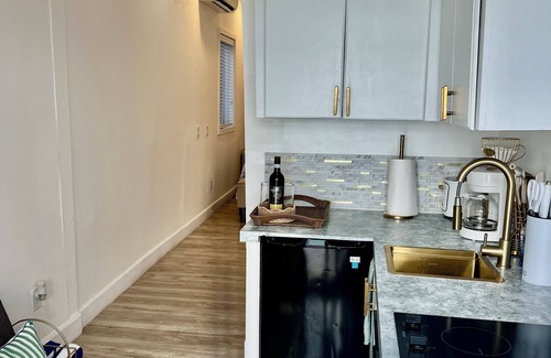 Tar Bay Villa | Cozy Beachfront Queen Suite