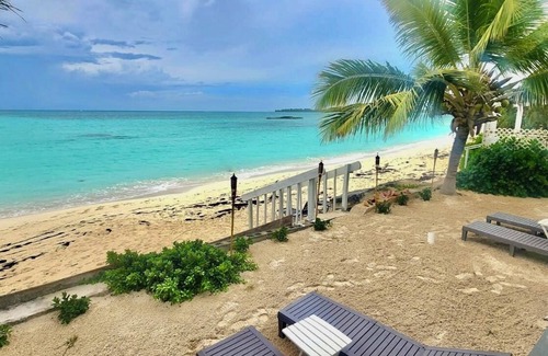 Tar Bay Villa | Cozy Beachfront Queen Suite