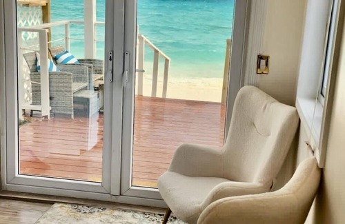 Tar Bay Villa | Cozy Beachfront Queen Suite