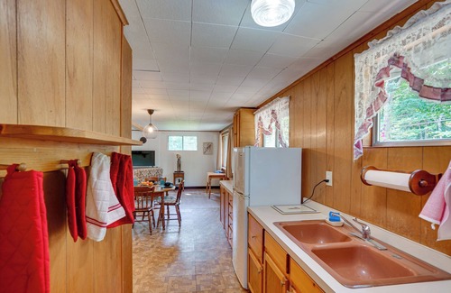 Sherwood Forest Cottage | Cozy Becket Cottage Escape w/Lake Access!