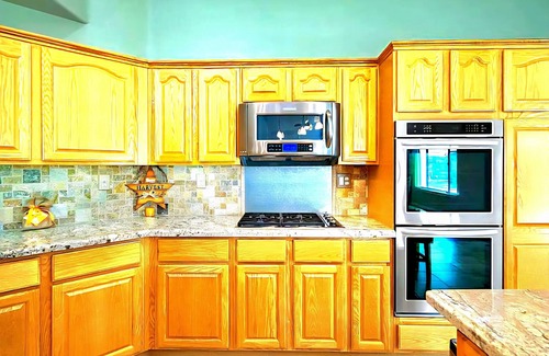 Lancaster House | Cozy -bedroom house in charming Palmdale with AC