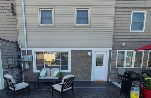 Sandusky House | Cozy boathouse located at the Cedar Point entrance!