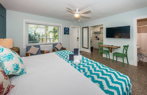 Sunset Beach Hotel | Cozy boutique studio room with a Pool