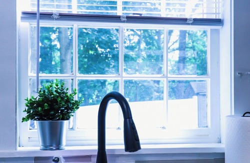Westwood Apartment | Cozy & Bright Guest Unit