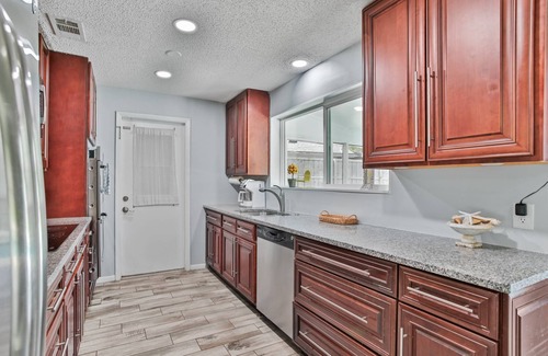 East Arlington Apartment | Cozy Bungalow |Fenced Yard |Pool |Close to Beaches