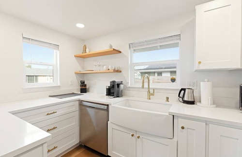 South Tacoma House | Cozy Bungalow Home 2br+1ba - 9 min to Tacoma Dome