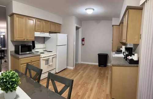 Madison Heights House | Cozy Bungalow in Madison Heights