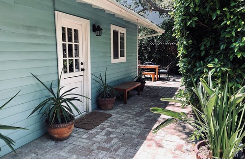 West Hollywood House | Cozy bungalow w/lush outdoor garden w/heat & AC - very walkable