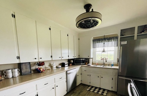 Rochelle House | Cozy bungalow with breathtaking mountain views. Close to wineries and hiking!