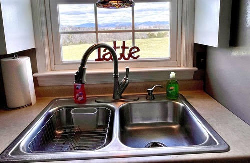 Rochelle House | Cozy bungalow with breathtaking mountain views. Close to wineries and hiking!