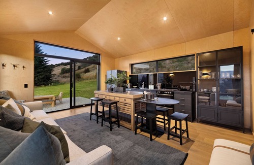 Lake Hayes Cabin | Cozy Cabin called The Lake Hayes Hut, situated in Queenstown