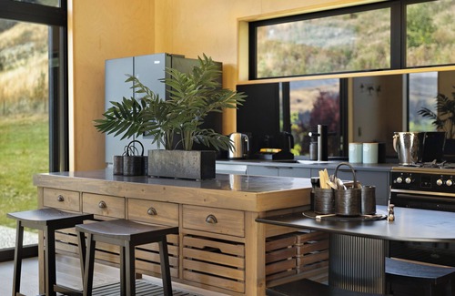 Lake Hayes Cabin | Cozy Cabin called The Lake Hayes Hut, situated in Queenstown