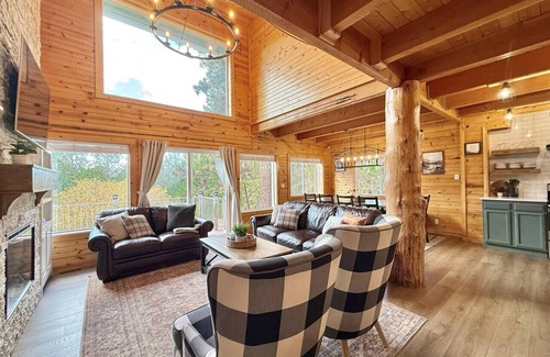 Cascade House | Cozy Cabin Close to Lake Cascade w/Hot Tub