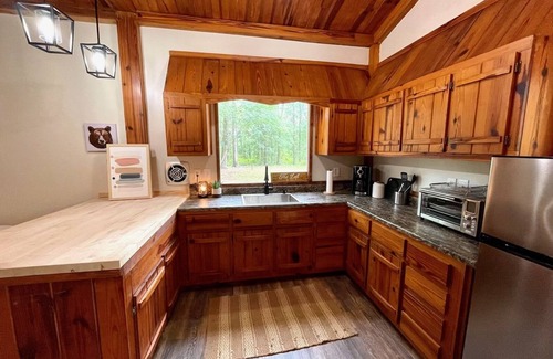 Live Oak Cottage | Cozy Cabin for Two - Fire Pit & Holiday Getaway