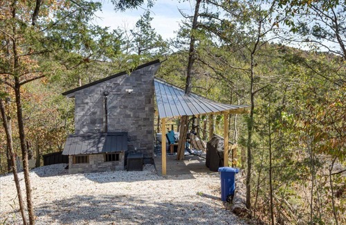 Rockhouse Cabin | Cozy cabin in charming Eureka Springs with WiFi and AC