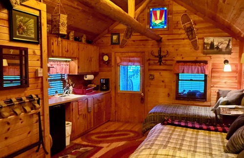 Longmont Cabin | Cozy cabin in Longmont, dog friendly, near to CU, CSU, UNC and RMNP. WiFi, AC