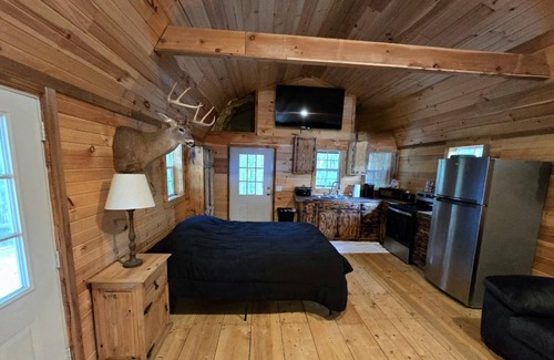 Lebanon Cabin | Cozy cabin in pleasant Lebanon with AC