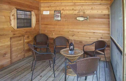 Lake Panasoffkee Cabin | Cozy Cabin in riverfront resort