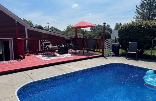 East Haven  Rutland County Cabin | Cozy Cabin, Mountain Views, Hot Tub, Pool, Basketball Court, Fire Pit in Rutland