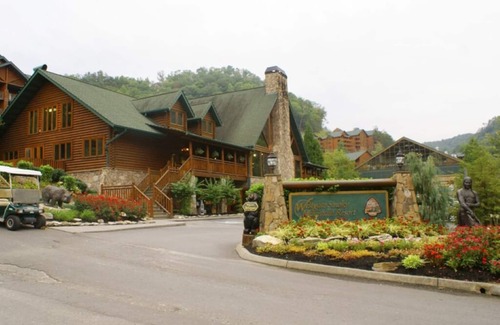 Gatlinburg Resort | Cozy cabin resort in beautiful Gatlinburg TN, with majestic mountain top view.
