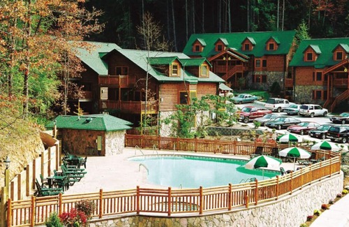 Gatlinburg Resort | Cozy cabin resort in beautiful Gatlinburg TN, with majestic mountain top view.