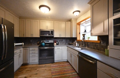 Island Park Cabin | Cozy Cabin Retreat – Sleeps 11 – Near Yellowstone National Park & Island Park Re