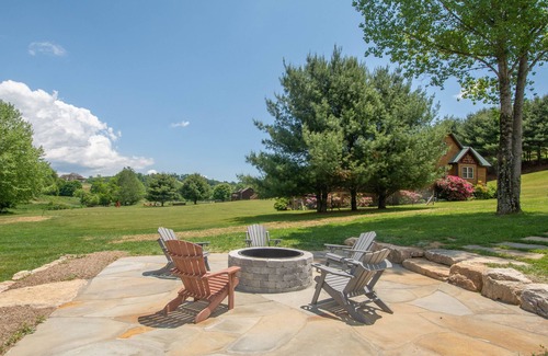 Fleetwood Cottage | Cozy Cabin Right on the New River in Todd - Easy River Access - Fire Pit