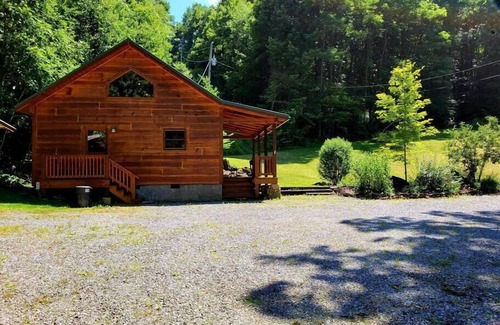 Sylva Cabin | Cozy Cabin Surrounded By Streams